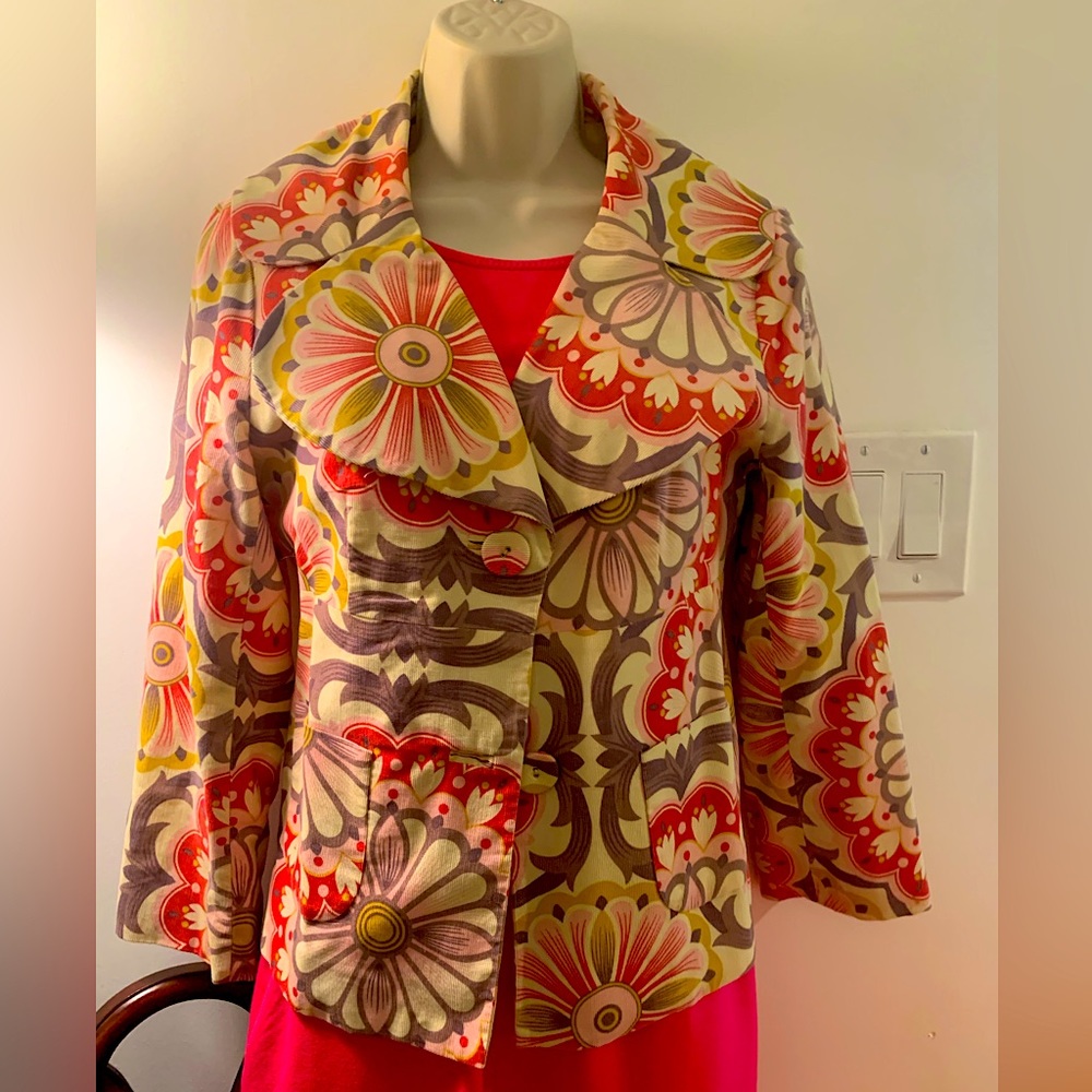 Fabulous fei! Darling flared corduroy floral jacket!